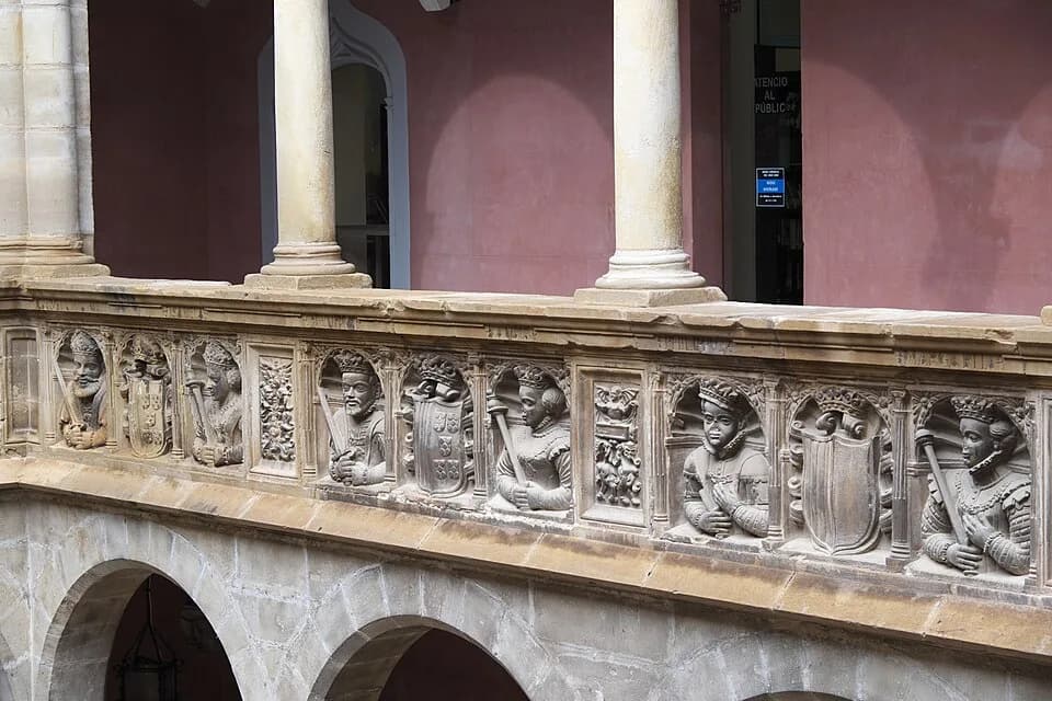 Philip III of Spain - Colegio de San Jaime y San Matías in Tortosa in der Provinz Tarragona (Katalonien/Spanien), Büsten der Könige von Aragón an der Brüstung der oberen Galerie
