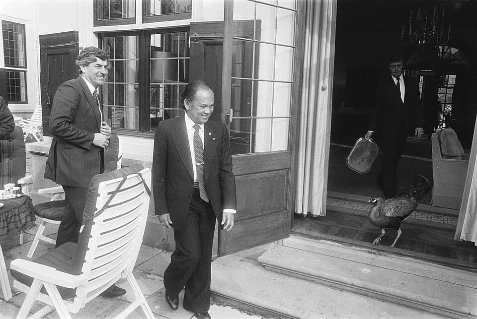 B. J. Habibie - Collectie / Archief : Fotocollectie Anefo
Reportage / Serie : Premier Lubbers ontvangt de Indonesische minister van Technologie Habibie op het Catshuis
Beschrijving : Premier Lubbers (
