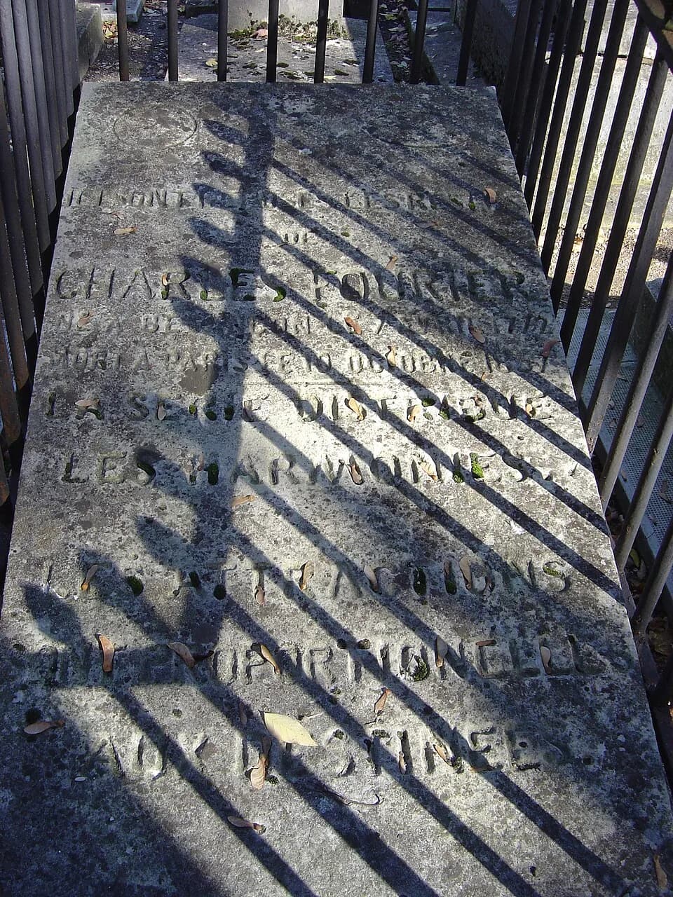 Charles Fourier - Cimetière de Montmartre : Pierre tombale de Charles Fourier. "Ici reposent les restes de Charles Fourier, né à Besançon le 7 avril 1772, mort à Paris le 10 octobre 1837. La série dis