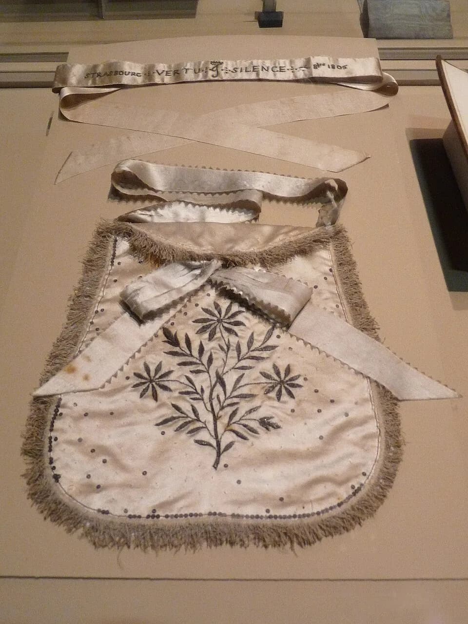 Joséphine de Beauharnais - Franc-maçonnerie à Strasbourg : jarretière et aumonière de soie beige brodée dédiées à l'impératrice Joséphine. Elles lui auraient été remises à l'occasion de son admission