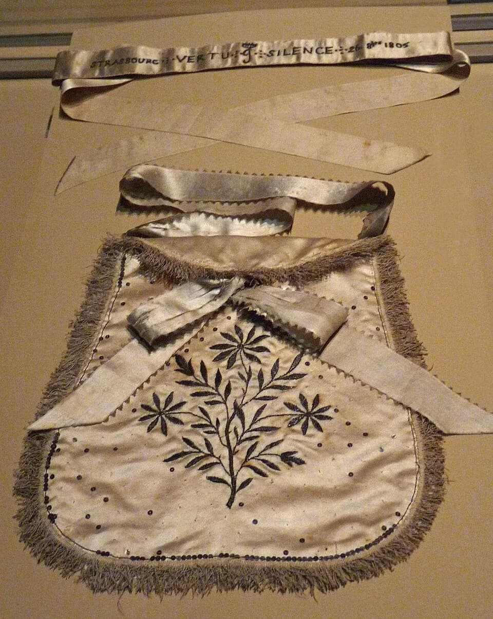 Joséphine de Beauharnais - Franc-maçonnerie à Strasbourg : jarretière et aumonière de soie beige brodée dédiées à l'impératrice Joséphine. Elles lui auraient été remises à l'occasion de son admission 