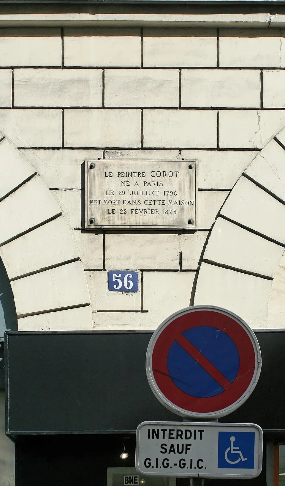 Jean-Baptiste Camille Corot - Rue du Faubourg-Poissonnière (Paris). Plaque dans un écoinçon du numéro 56 signalant le lieu de décès de Jean-Baptiste Corot.