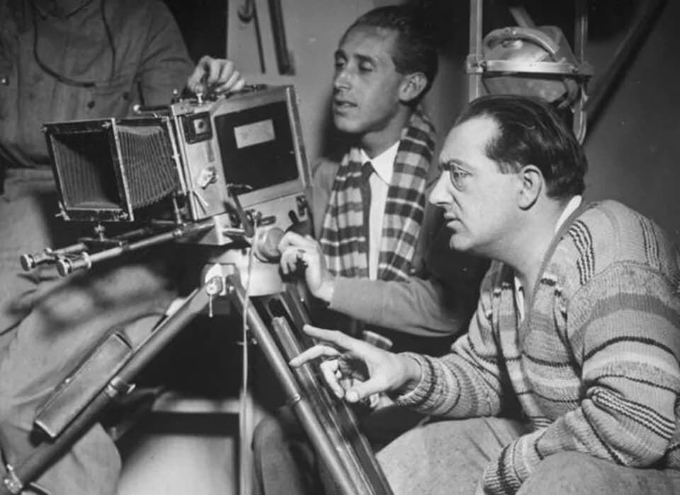 Fritz Lang - Title: Fritz Lang bei Dreharbeiten 
Extra information: Recherche und Fotovergleiche ergaben, dass der Kameramann Curt Courant ist. --188.192.205.158 21:37, 12 February 2010 (UTC) 
People 
