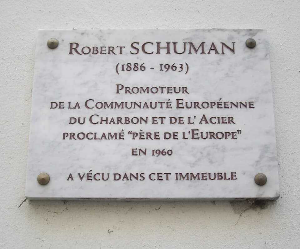 Robert Schuman - Plaque apposée au n° 6 de la rue de Verneuil, Paris 7e, où vécut Robert Schuman (1886-1963), le « père de l'Europe », dans les années 1950.