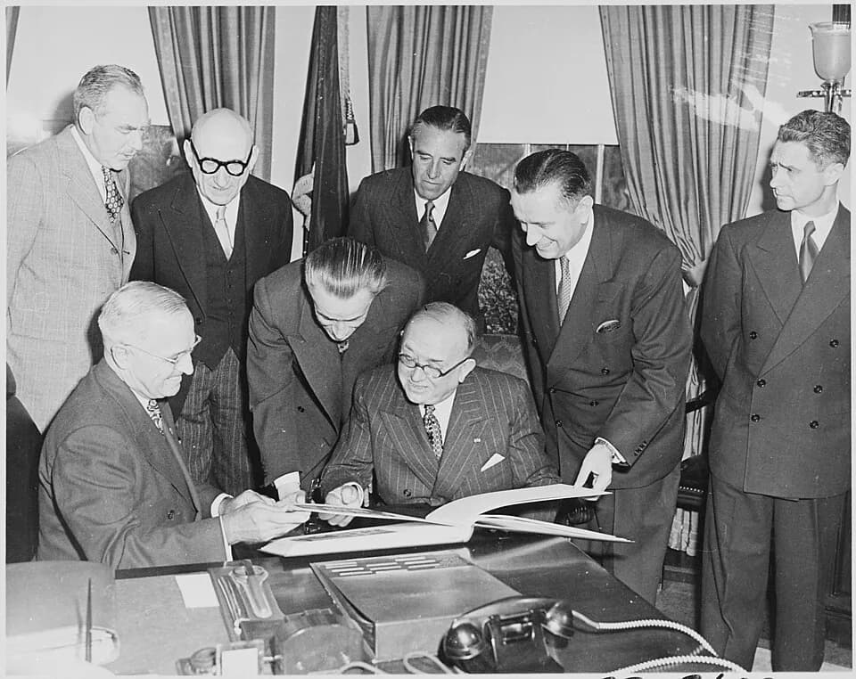 Robert Schuman - Photograph of President Truman with French President Vincent Auriol in the Oval Office, as President Auriol examines... - NARA - 200290.jpg