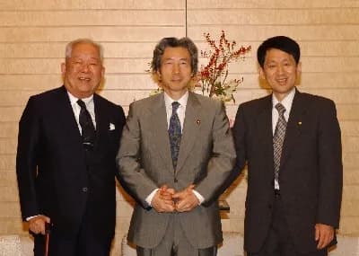 Masatoshi Koshiba - Masatoshi Koshiba, Emeritus Professor of the University of Tokyo, and Kōichi Tanaka, Employee of the Analytical and Measuring Instruments Division, Life Science Business Unit, Shim