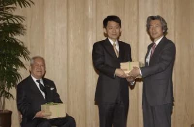 Masatoshi Koshiba - Jun'ichirō Koizumi, Prime Minister, awarded a certificate of commendation to Masatoshi Koshiba, Emeritus Professor of the University of Tokyo, and Kōichi Tanaka, Fellow of Shimadzu