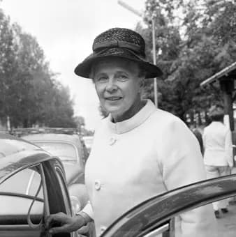 Alva Myrdal - Alva Myrdal på socialdemokraternas valmarknad i Sveaparken i Tierp 1968