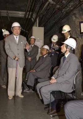 Masatoshi Koshiba - Masatoshi Koshiba, Emeritus Professor of the University of Tokyo, explained to Jun'ichirō Koizumi, Prime Minister, the Super-Kamiokande at Kamioka Observatory, Institute for Cosmic