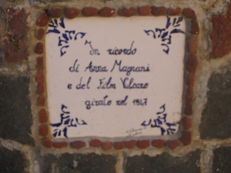 Anna Magnani - fotografia della targa in ricordo di Anna Magnani, scalinata di Rinella (fraz. di Leni), Isola di Salina (ME)