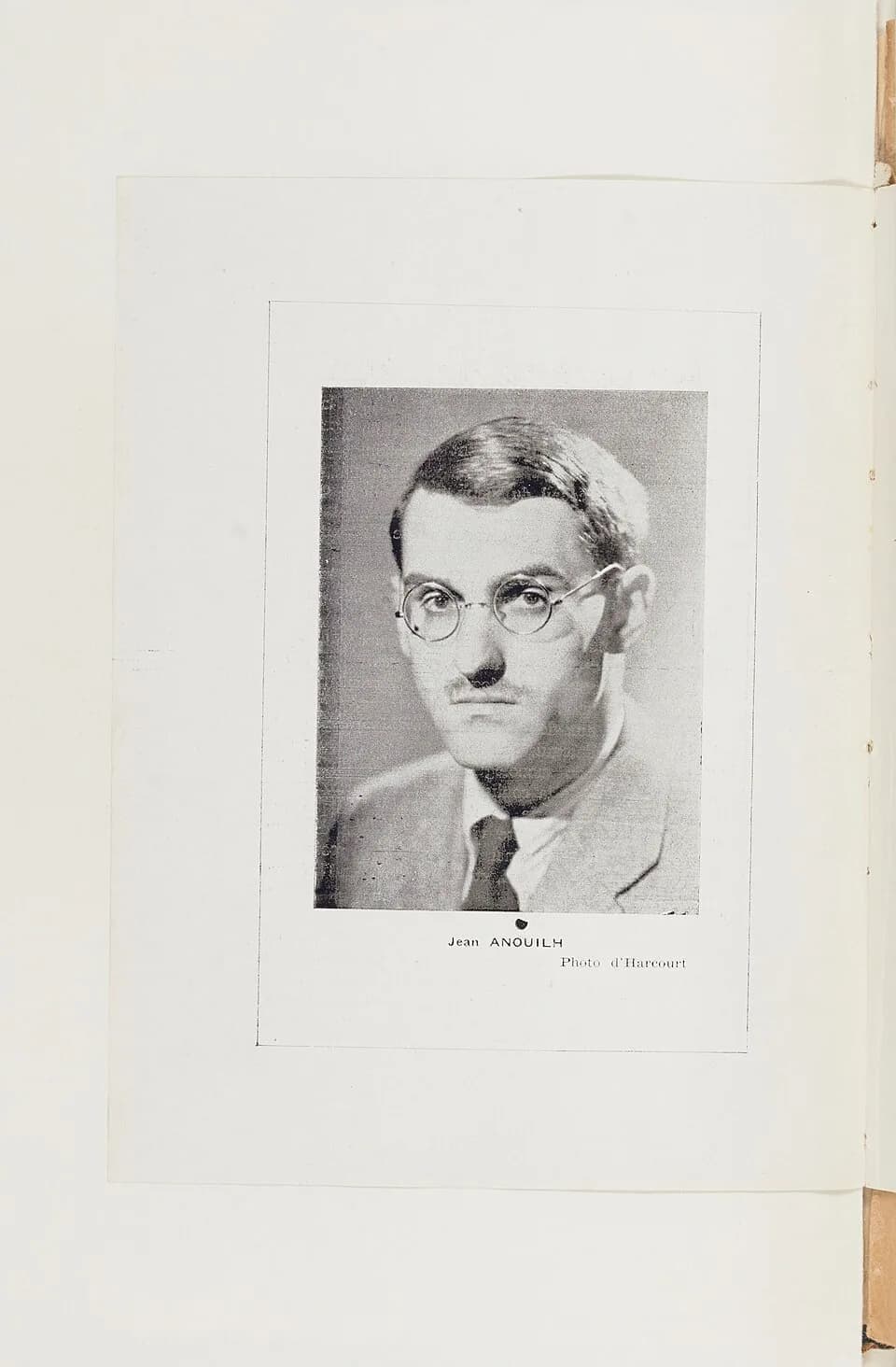Jean Anouilh - Contient : coupures de presse, programme. - Concerne : représentation du 23 avril 1940
Langue : français
