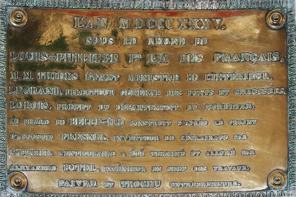 Augustin-Jean Fresnel - Phare de Goulphar
Texte de la plaque :
L'AN MDCCCXXXV.
Sous le règne de 
Louis-Pilippe Ier roi des français,
M. M. Thiers étant ministre de l'intérieur,
Legrand, direteur génér