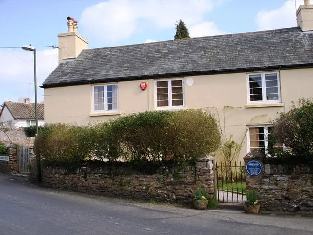 Robert Graves - Vale House, Robert Graves's Residence 1940-1944 Robert Graves lived in this house, Vale House, from 1940- 1944. One wonders what his thoughts and feelings might have been at this time,