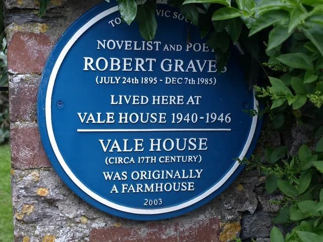Robert Graves - Blue plaque, Galmpton. A plaque commemorating Robert Graves' residence at 368542. The house itself is listed https://historicengland.org.uk/listing/the-list/list-entry/1298269 .