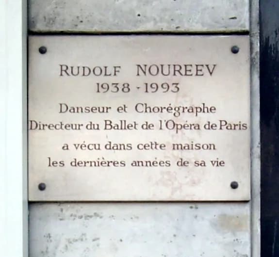 Rudolf Nureyev - Plaque apposée au n° 23 du quai Voltaire, Paris 7e, où le danseur et chorégraphe Rudolf Noureev (1938-1993) passa les dernières années de sa vie.