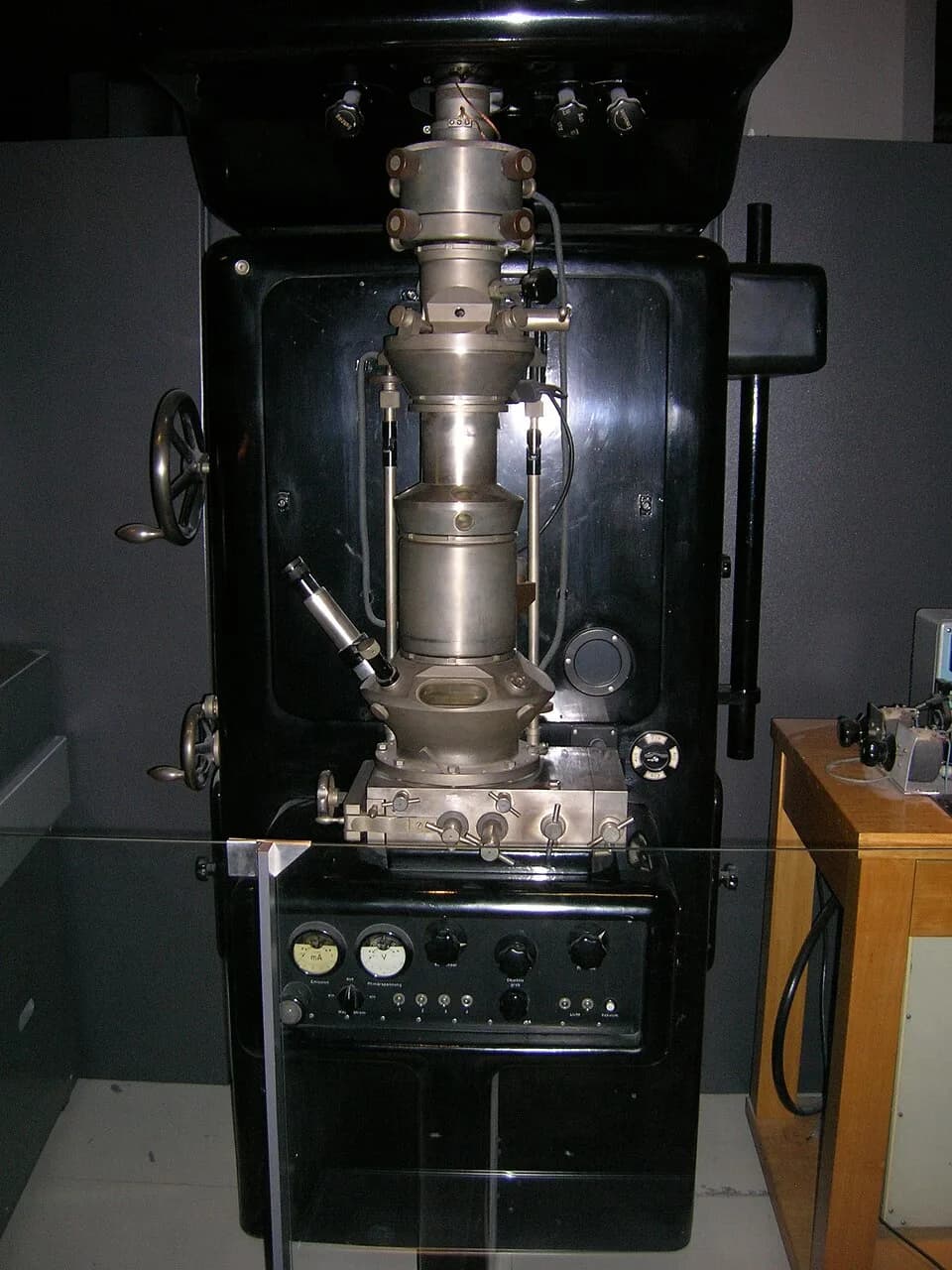 Ernst Ruska - First Electron Microscope with Resolving Power Higher than that of a Light Microscope
Ernst Ruska, Berlin 1933
Replica by Ernst Ruska, 1980
For the first time the apparatus had a condens