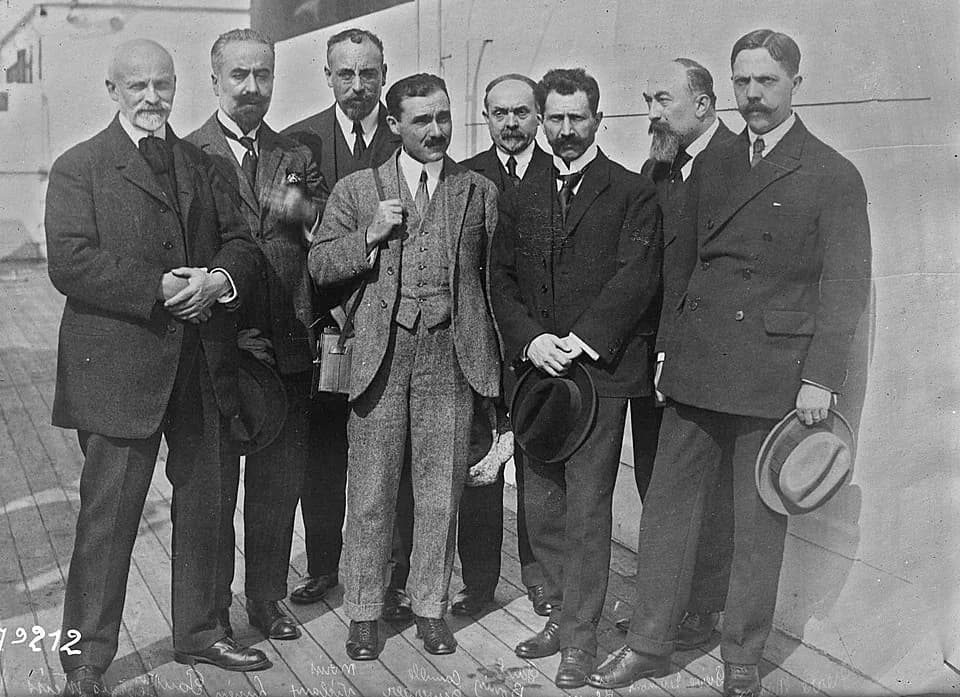 Léon Blum - Titre : [De d. à g.] Pierre Masson, Pierre Dumont, Léon Blum, Paul [i.e. Pol] Bouin, Camille Duverger, Moriss [i.e. Maurice] Nicloux, Lucien[-Marie] Pautrier et Georges Weiss, mission d'ét