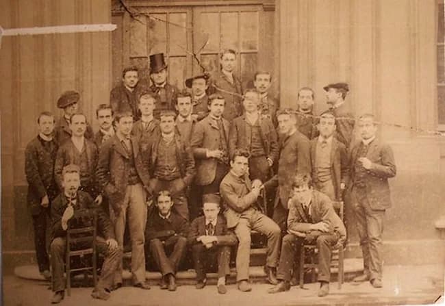 Léon Blum - Groupe d'étudiant à l'école normale supérieure, rue d'Ulm à Paris. Promotion de 1890, Léon Blum (premier rang, deuxième à gauche, debout), Raoul Versini (troisième rang, deuxième à gauche,
