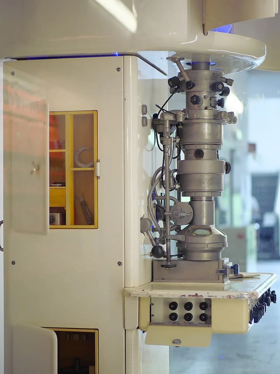 Ernst Ruska - Seitenansicht des Übermikroskops (Transmissionselektronenmikroskop) ÜM100 von Siemens, das seit 1949 von Ernst Ruska gebaut wurde, im Foyer des Ernst-Ruska-Gebäudes der Technischen Unive