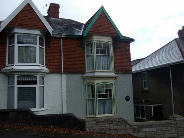 Dylan Thomas - Home of Dylan Thomas There have been some changes here since the 2002 image. The house is now privately owned but can be rented; there are tours, evening meals and cultural activities o