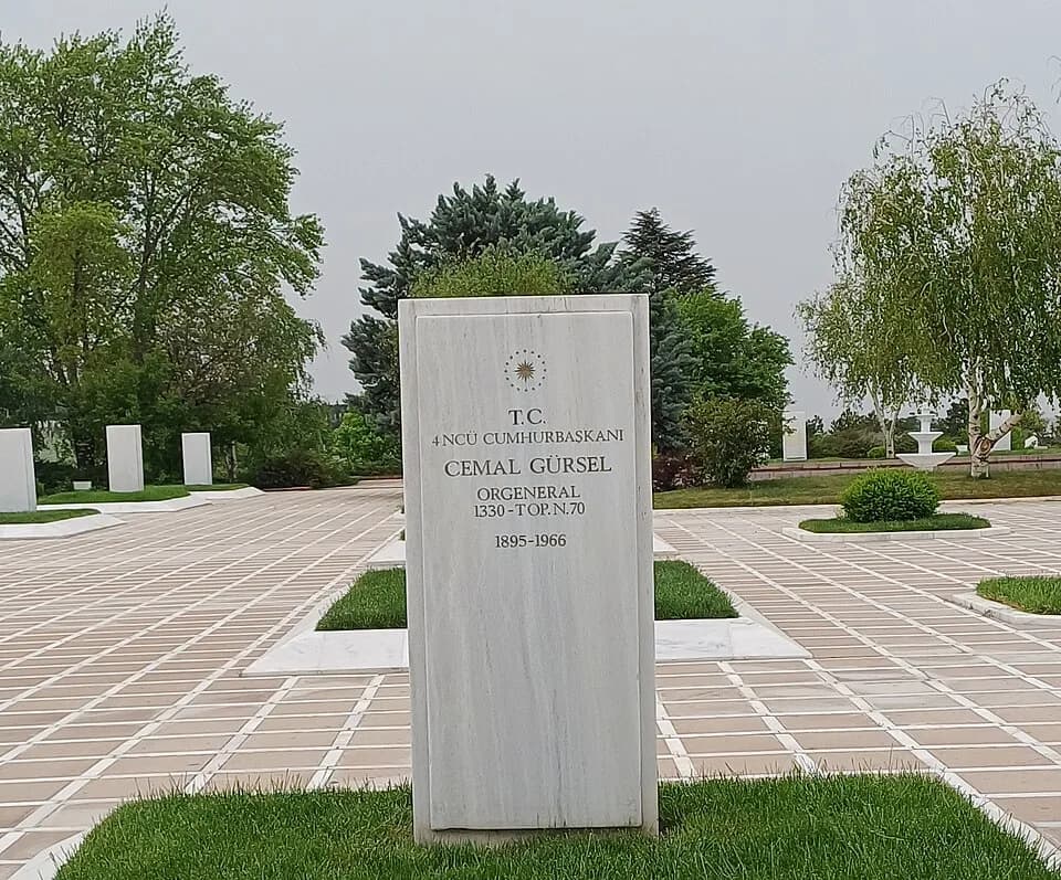 Cemal Gürsel - Devlet Büyükleri Anıt Mezarlığı'nda Cemal Gürsel'in kabri.