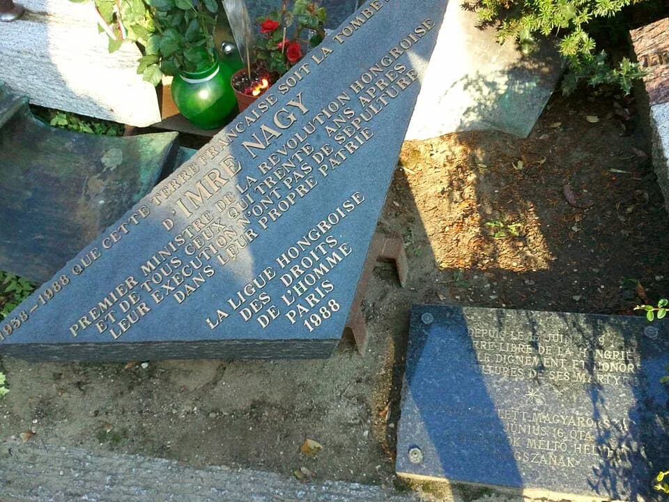 Imre Nagy - Plaque commémorative sur le tombeau d'Imre Nagy (Père-Lachaise, division 44). A droite, une plaque rajoutée a posteriori précisant que depuis 1989 la Hongrie a fourni une sépulture.