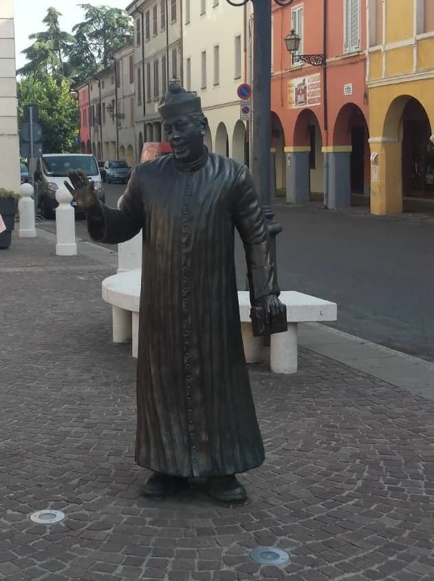 Fernandel Fernandel - Don Camillo vor der Kirche in Brescello