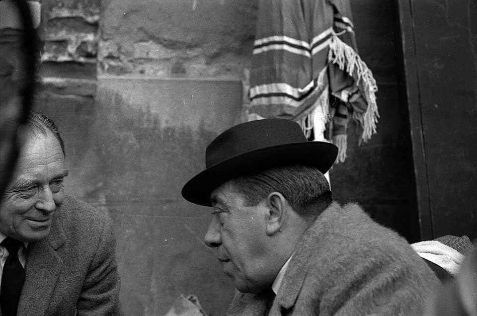 Fernandel Fernandel - Quartier Saint-Sernin. Le 2 novembre 1965. Gros plan de profil de l'acteur Fernandel se reposant entre deux prises lors du tournage du film "La Bourse ou la Vie" de Jean Pierre M