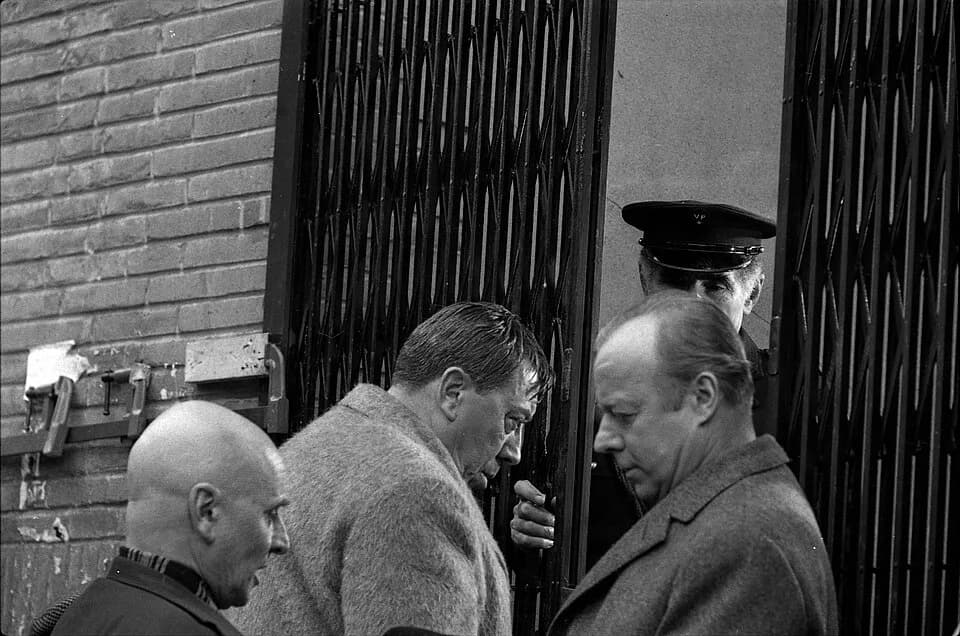 Fernandel Fernandel - Quartier Saint-Sernin. Le 2 novembre 1965. Plan rapproché  de l'acteur Fernandel au centre et de profil droit et de l'acteur allemand Heinz Ruhmann de profil gauche lors du tourn