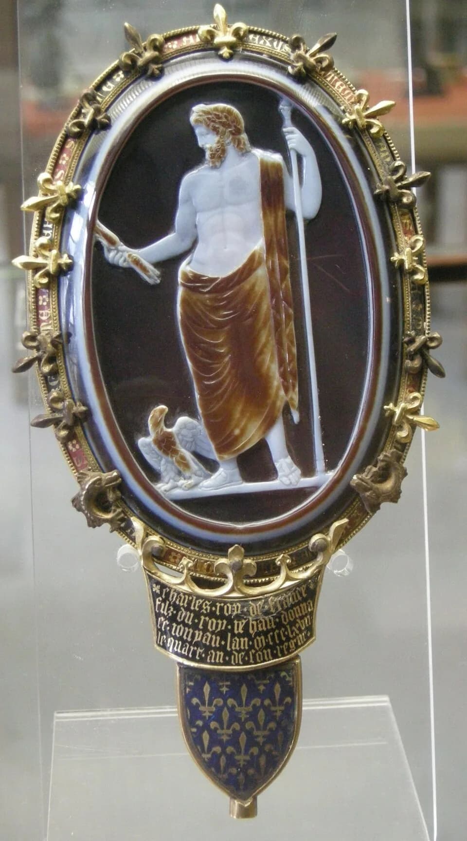 Charles V of France - Camée de Chartres, Jupiter et l'aigle - Donné en 1367 par Charles V à la cathédrale de Chartres (inscription gothique). Monture circulaire possiblement du milieu du XIIe siècle (