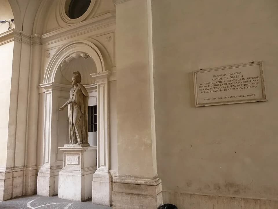 Alcide De Gasperi - Roma, palazzo Cenci-Bolognetti, nel cortile.