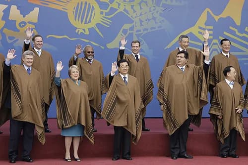 Alan García - PERU, LIMA. Participants of the APEC Forum.Front row, l-r: Stephen Harper (Canada), Michelle Bachelet (Chile), Hu Jintao (People's Republic of China), Alan García (Peru), Donald Tsang (H