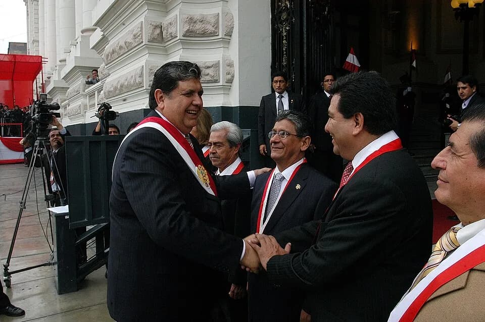 Alan García - El jefe del Estado, Alan García Pérez, es saludado por los legisladores miembros de la Comisión de Recibo designada para darle la bienvenida a su llegada al Palacio Legislativo.
