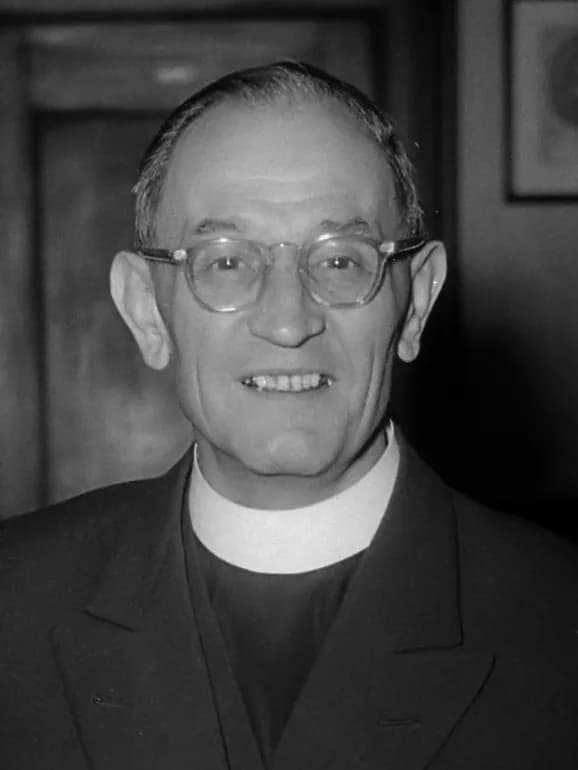Martin Niemöller - Ds. Martin Niemöller neemt deel aan oecumenische samenkomst in de Grote Kert te Den Haag. Vlnr [Vrnl in spiegelbeeld!] . Ds M.N. W. Smitvoors (van de Haagse Oecumenische Raad), ds. 
