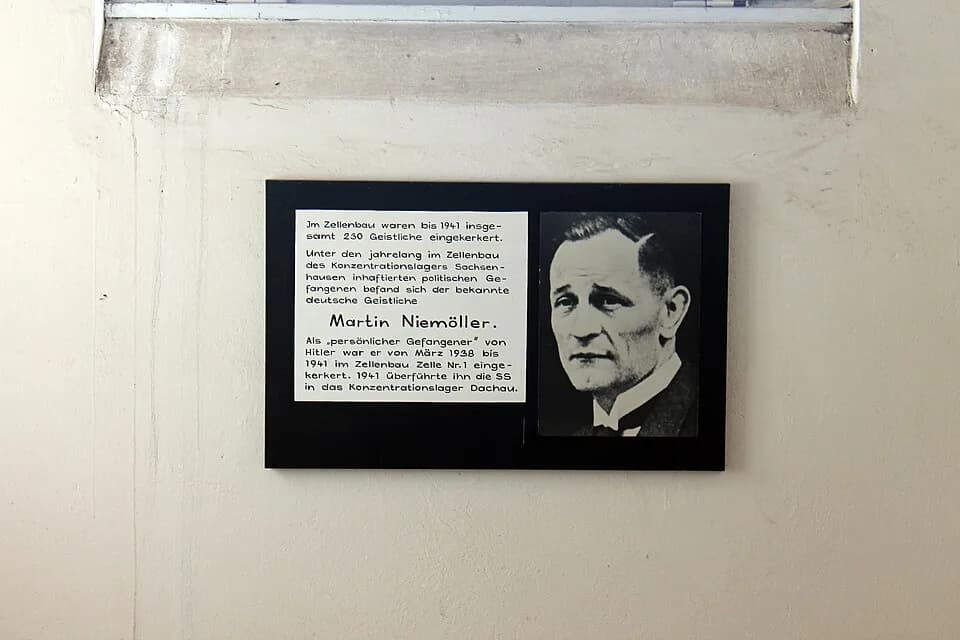 Martin Niemöller - Bild von Martin Niemöller im KZ Sachsenhausen ausgestellt im Zellenbau direkt in einer Zelle.