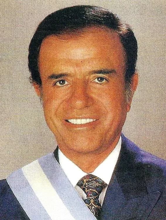 Carlos Menem - Menem con banda presidencial (recortada)