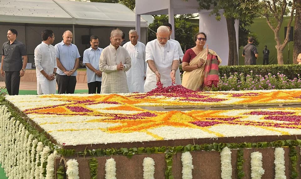Lal Bahadur Shastri - The Prime Minister, Shri Narendra Modi paying floral tributes to the former Prime Minister, Shri Lal Bahadur Shastri, at Vijay Ghat, in Delhi on October 02, 2016.