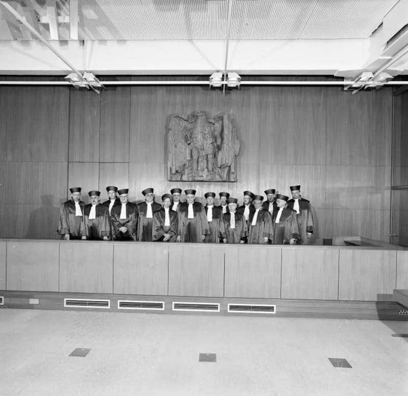 Roman Herzog - For documentary purposes the German Federal Archive often retained the original image captions, which may be erroneous, biased, obsolete or politically extreme. 18.12.1989
Bundesverfass