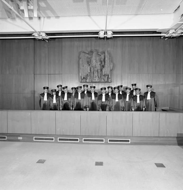 Roman Herzog - For documentary purposes the German Federal Archive often retained the original image captions, which may be erroneous, biased, obsolete or politically extreme. 18.12.1989
Bundesverfass