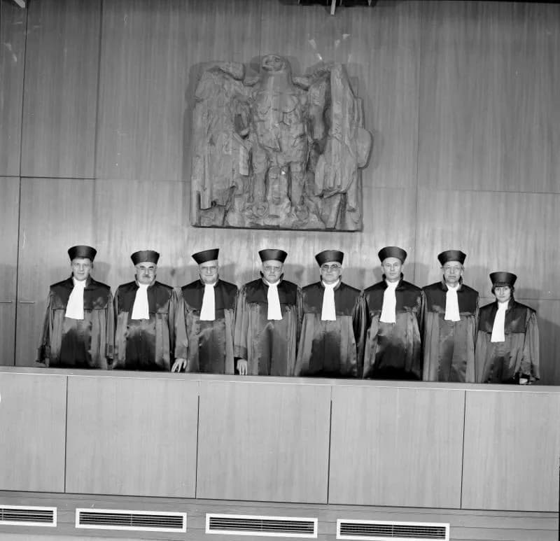 Roman Herzog - For documentary purposes the German Federal Archive often retained the original image captions, which may be erroneous, biased, obsolete or politically extreme. 18.12.1989
Bundesverfass