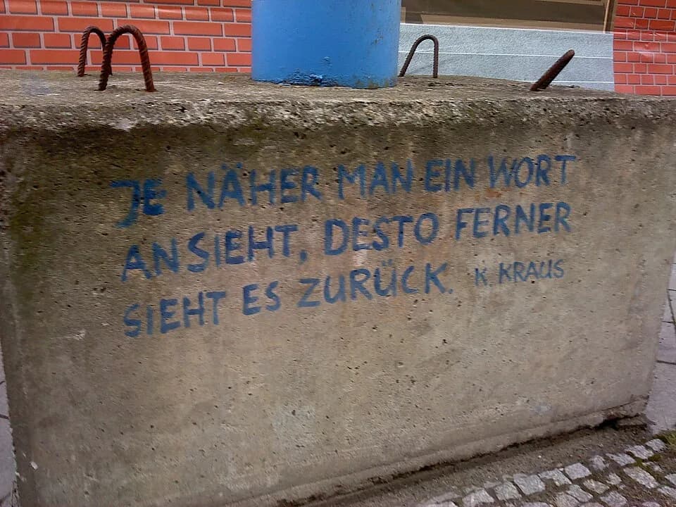 Karl Kraus - Berlin-Mitte. Französische Straße, Straßenkunst von Wolfgang Nieblich