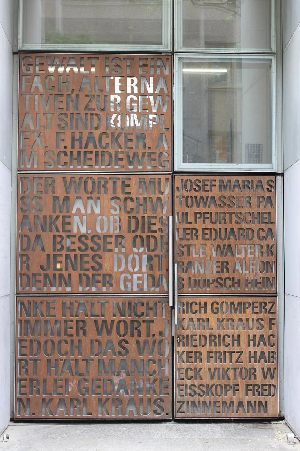 Karl Kraus - Gymnasium Stubenbastei, Hauptfront Stubenbastei, Haupteingang, Türe, Kunst am Bau, Inschrift