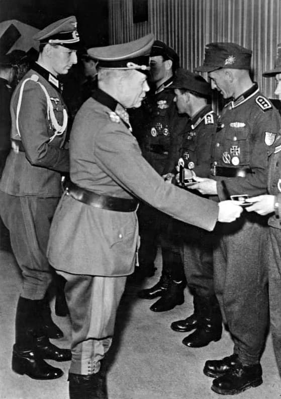 Heinz Guderian - For documentary purposes the German Federal Archive often retained the original image captions, which may be erroneous, biased, obsolete or politically extreme. Guderian überreicht di