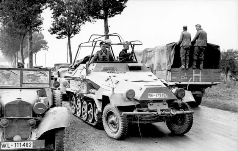 Heinz Guderian - Bundesarchiv Bild 101I-769-0235-32, Frankreich, Schützenpanzer mit Funkanlage.jpg