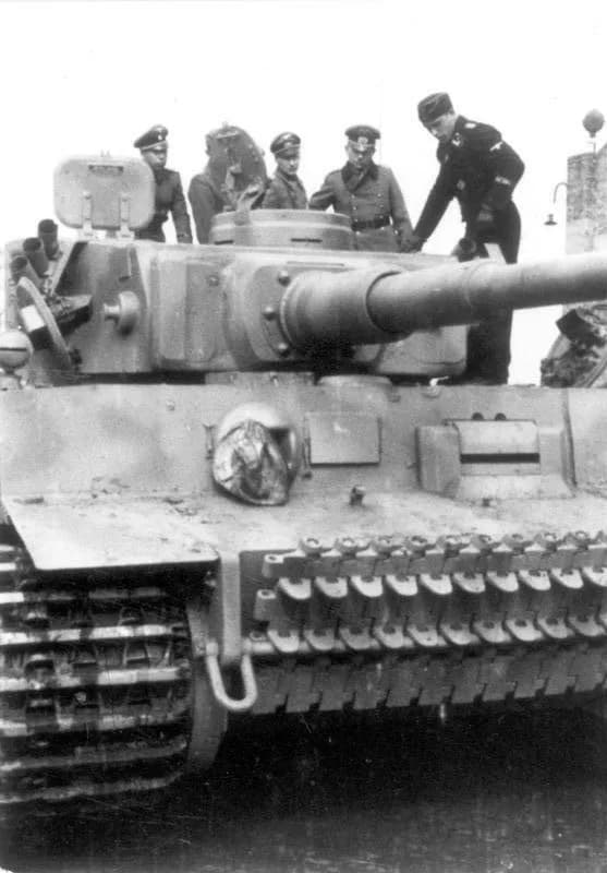 Heinz Guderian - Bundesarchiv Bild 101III-Wiesebach-152-14A, Offiziere bei Inspektion Panzer VI (Tiger I).jpg