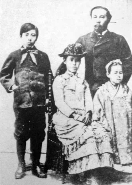 Itō Hirobumi - a Japanese man 伊藤博文 (Hirobumi Ito) with his children.