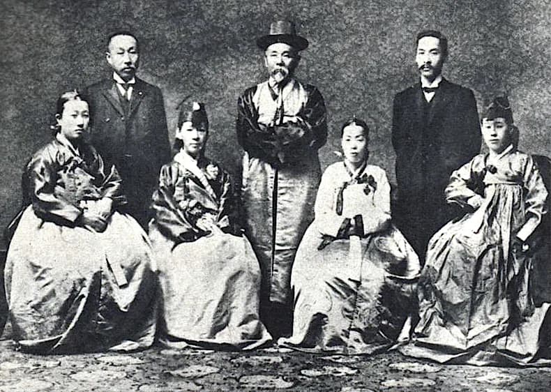 Itō Hirobumi - Hirobumi Ito (伊藤博文, 1841–1909, center) as Governor of Korea (1906-09), with his wife Umeko (front row, second from the left).
