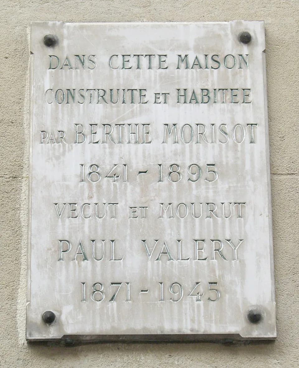 Berthe Morisot - Plaque commémorative, 40 rue Paul Valéry, Paris 16e. « Dans cette maison construite et habitée par Berthe Morisot, 1841-1895, vécut et mourut Paul Valéry, 1871-1945. »