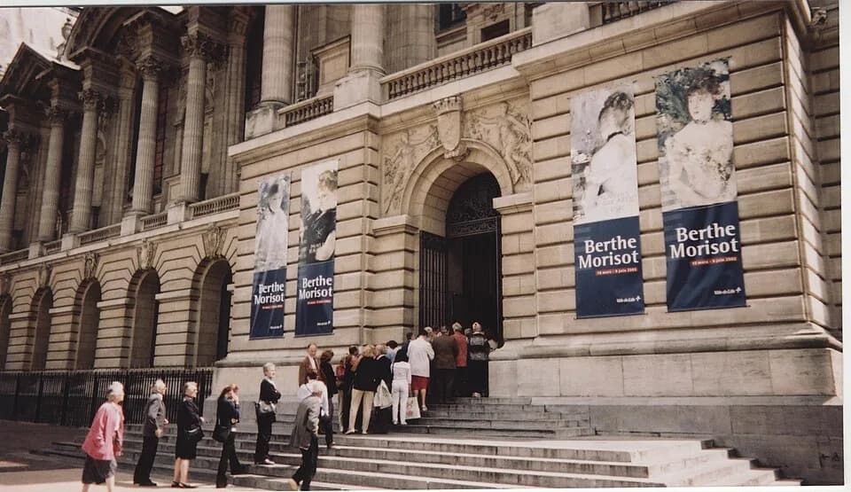 Berthe Morisot - Visitors at the entry of the museum during the exhibition about "Berthe Morisot", from the 10th of march 2002 to the 9th of june 2002