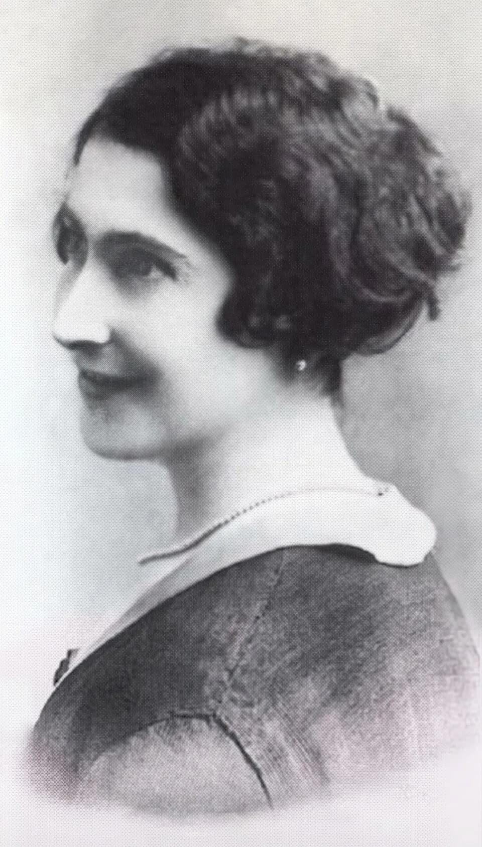 Jeanne Calment - Jeanne Calment, the world's oldest woman in her 40s.